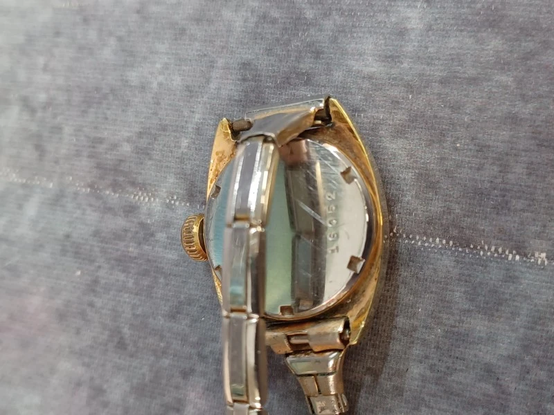 Kavel van 6 vintage dameshorloges - Diverse merken o.a. Seiko, Pontiac en Timex