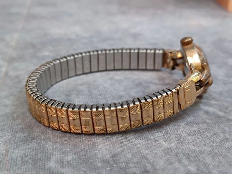Kavel van 6 vintage dameshorloges - Diverse merken o.a. Seiko, Pontiac en Timex
