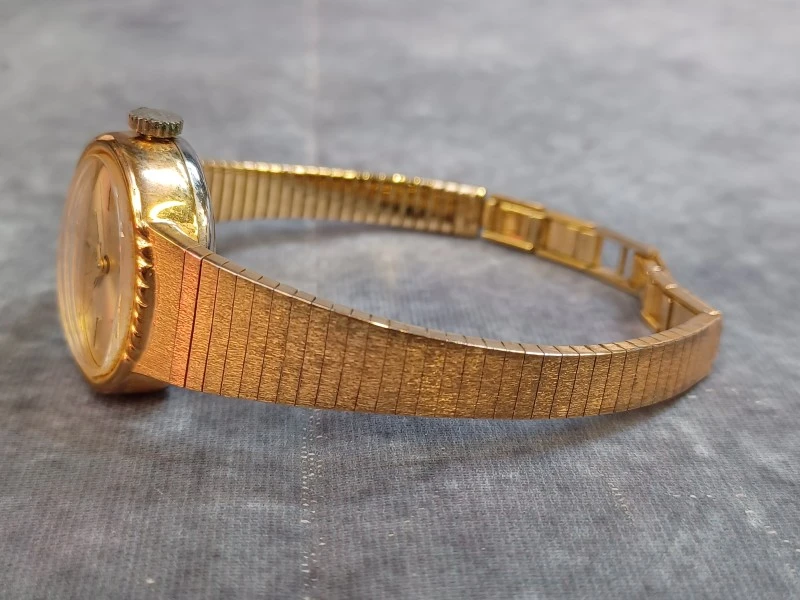 Kavel van 6 vintage dameshorloges - Diverse merken o.a. Seiko, Pontiac en Timex