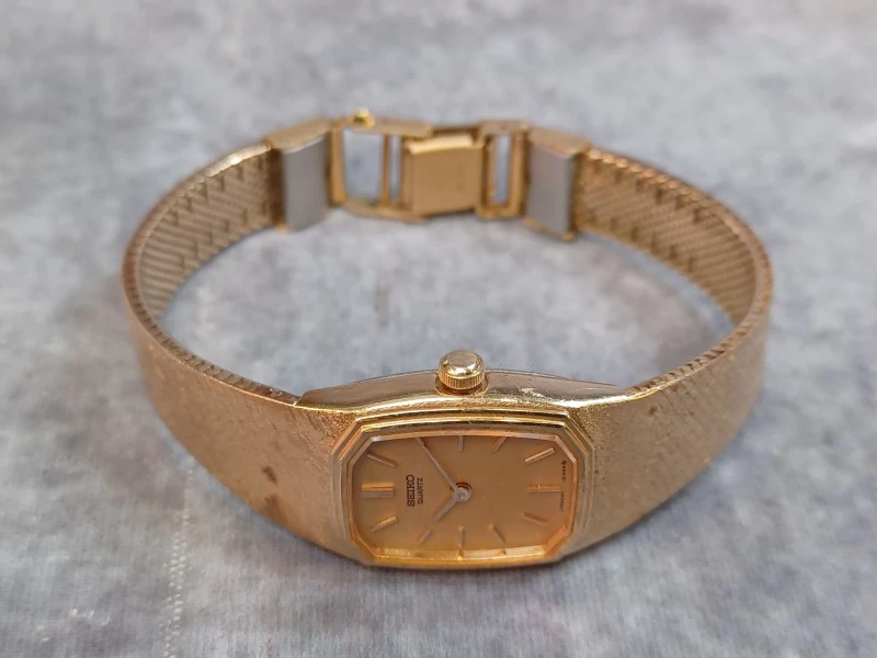 Kavel van 6 vintage dameshorloges - Diverse merken o.a. Seiko, Pontiac en Timex