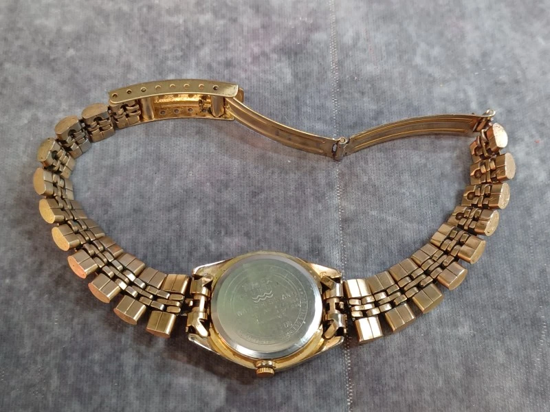 Kavel van 6 vintage dameshorloges - Diverse merken o.a. Seiko, Pontiac en Timex