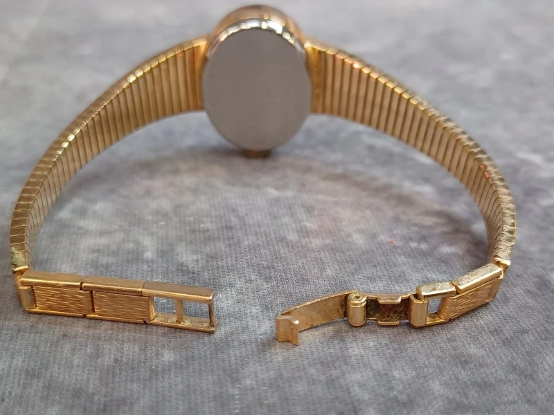 Kavel van 6 vintage dameshorloges - Diverse merken o.a. Seiko, Pontiac en Timex