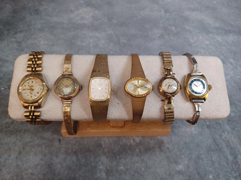 Kavel van 6 vintage dameshorloges - Diverse merken o.a. Seiko, Pontiac en Timex