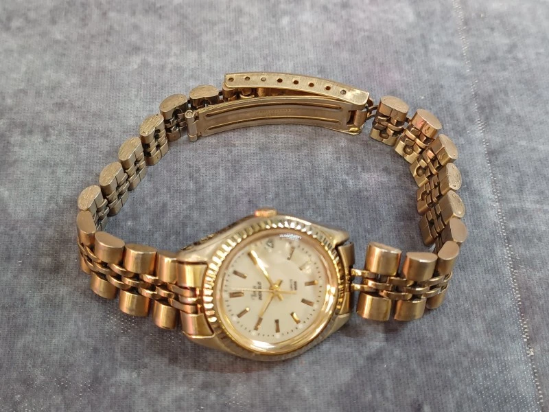 Kavel van 6 vintage dameshorloges - Diverse merken o.a. Seiko, Pontiac en Timex