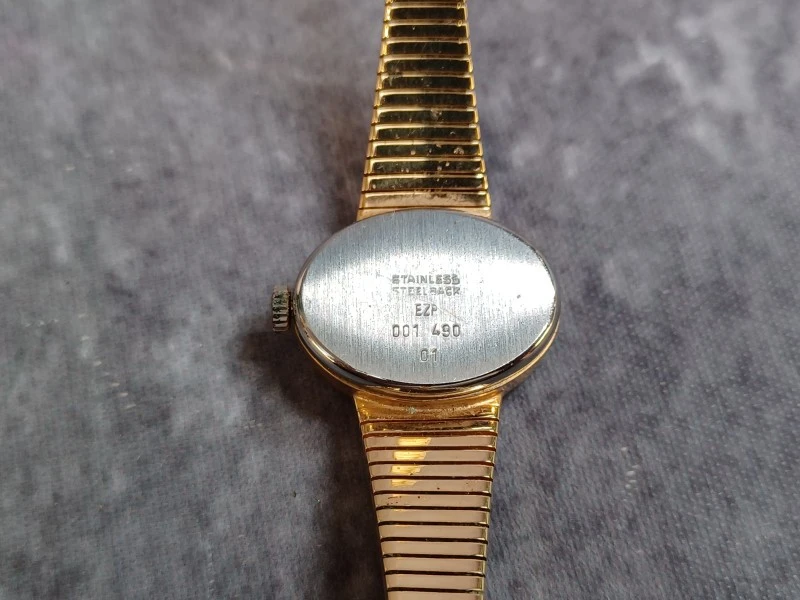 Kavel van 6 vintage dameshorloges - Diverse merken o.a. Seiko, Pontiac en Timex