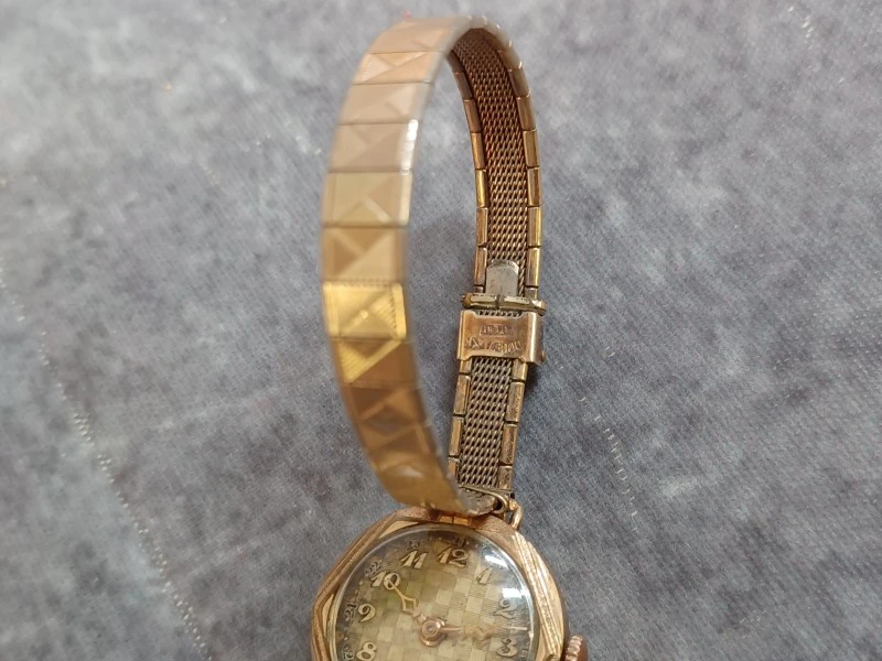 Kavel van 6 vintage dameshorloges - Diverse merken o.a. Seiko, Pontiac en Timex