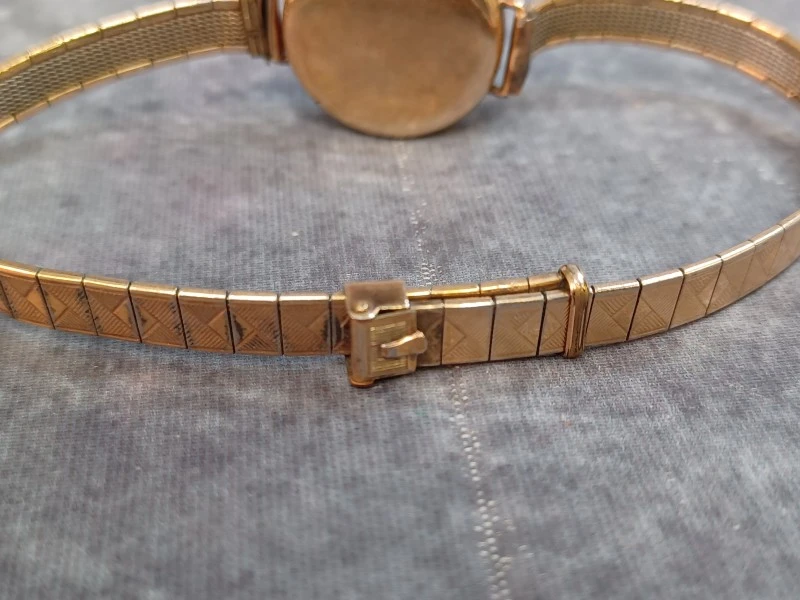 Kavel van 6 vintage dameshorloges - Diverse merken o.a. Seiko, Pontiac en Timex