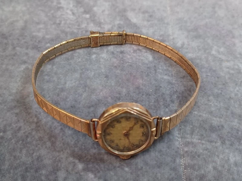 Kavel van 6 vintage dameshorloges - Diverse merken o.a. Seiko, Pontiac en Timex