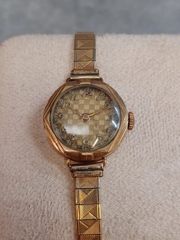 Kavel van 6 vintage dameshorloges - Diverse merken o.a. Seiko, Pontiac en Timex