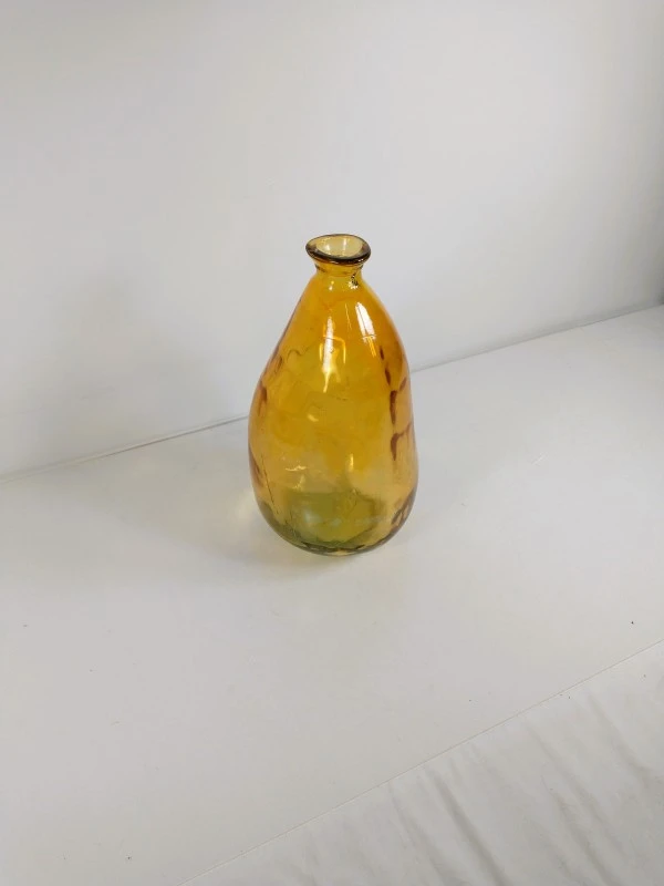 Amberkleurige mond geblazen glazen vaas met bolle vorm