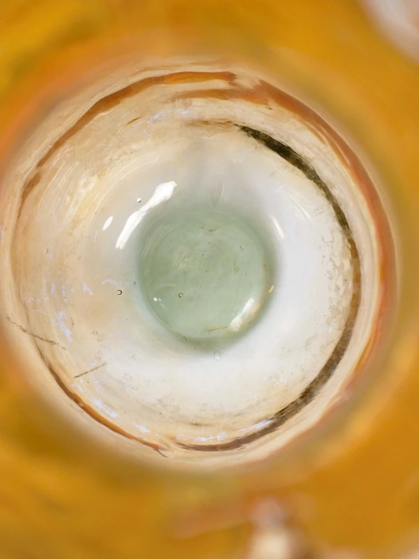 Amberkleurige mond geblazen glazen vaas met bolle vorm