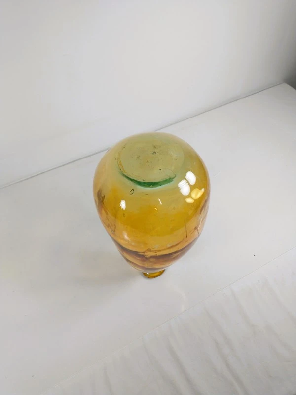 Amberkleurige mond geblazen glazen vaas met bolle vorm