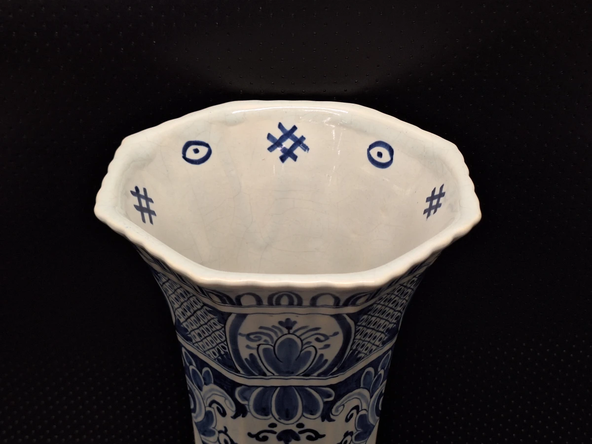 Unieke 19de-eeuwse handgeschilderde trompvaas - Boch Frères Keramis (delfts blauw)