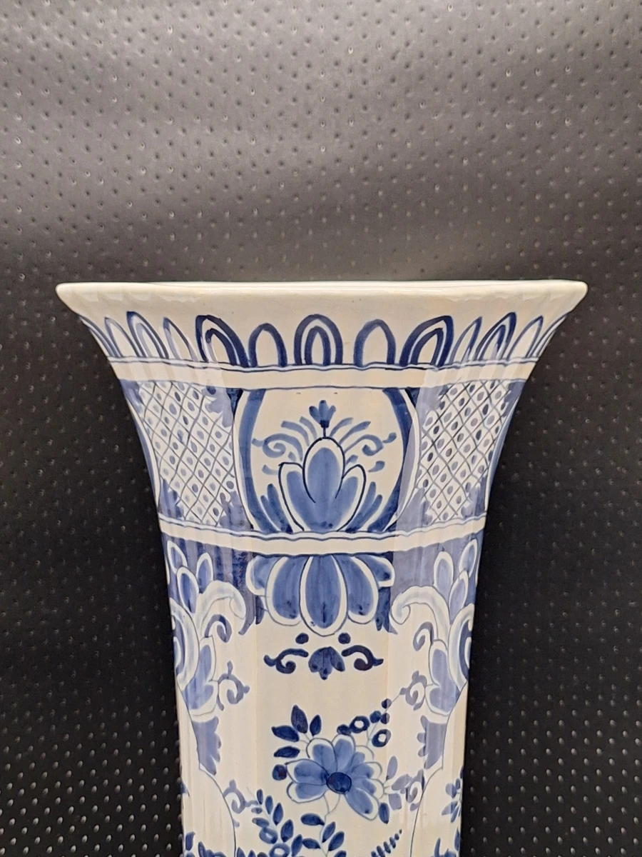 Unieke 19de-eeuwse handgeschilderde trompvaas - Boch Frères Keramis (delfts blauw)