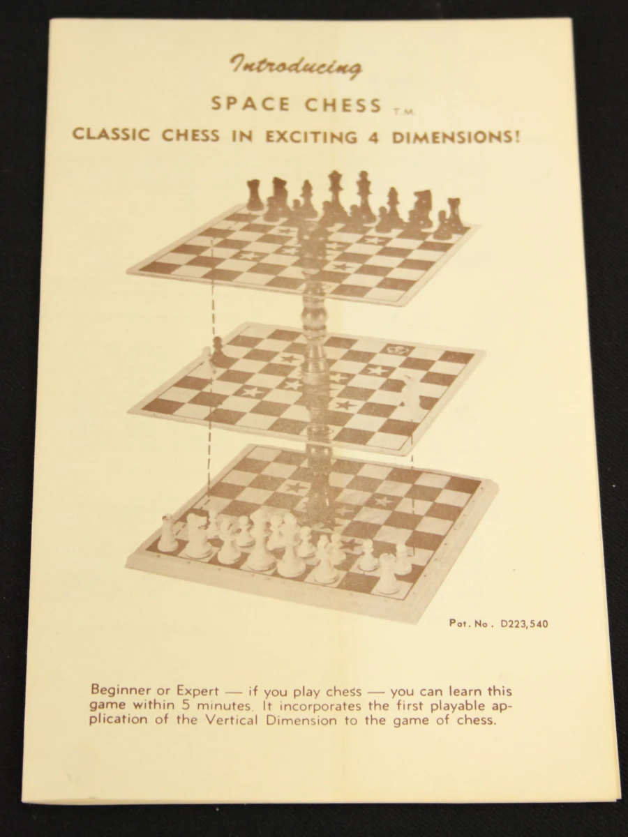Space Chess bordspel met 4D schaakstukken