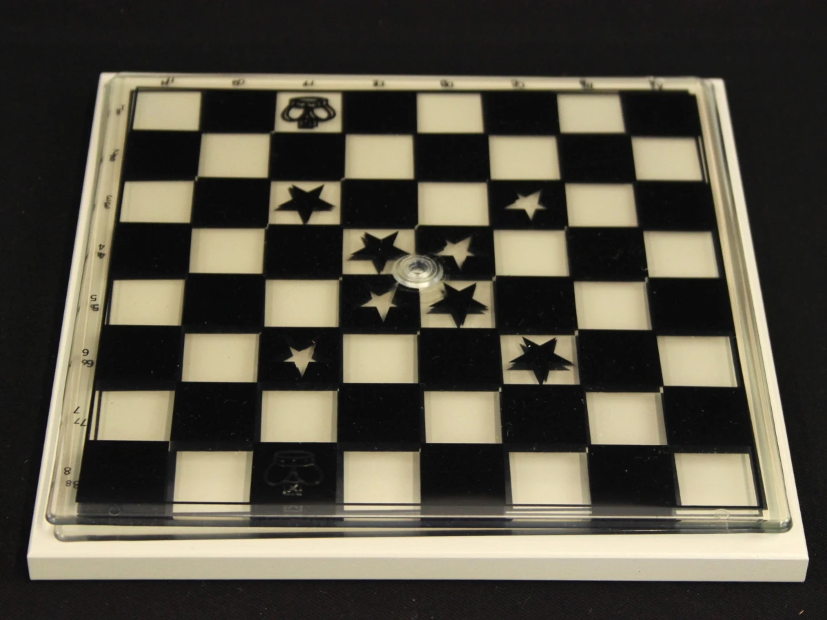 Space Chess bordspel met 4D schaakstukken