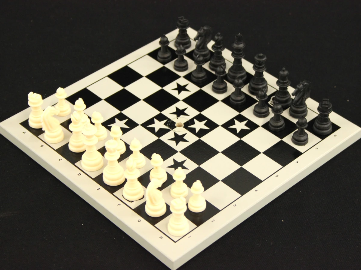 Space Chess bordspel met 4D schaakstukken