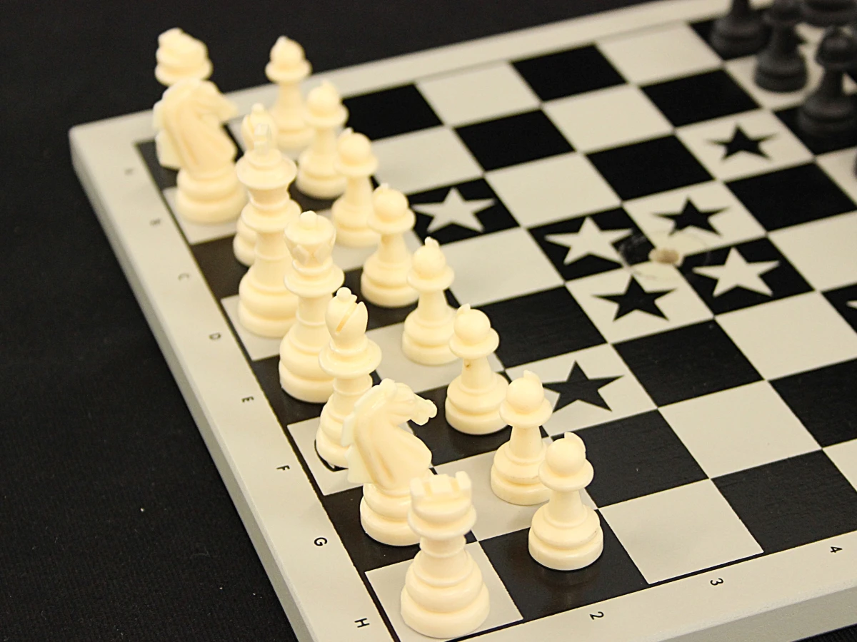 Space Chess bordspel met 4D schaakstukken