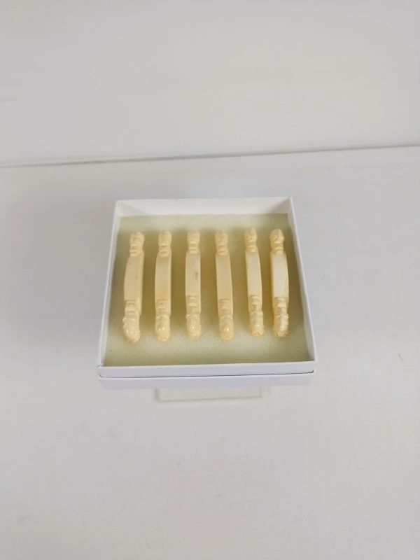 Set van 6 vintage ivoorkleurige messenleggers met gezichtjes