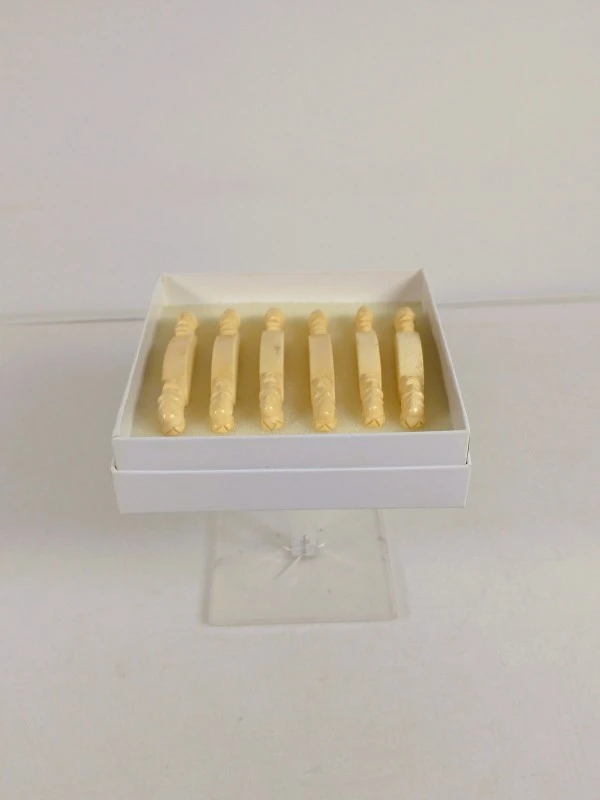 Set van 6 vintage ivoorkleurige messenleggers met gezichtjes