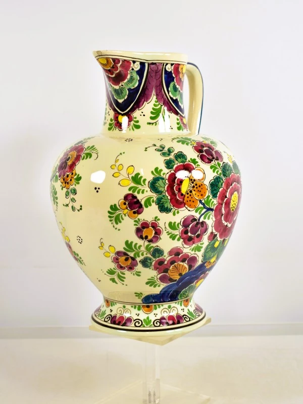 Gekleurde keramische kan met bloemenmotief