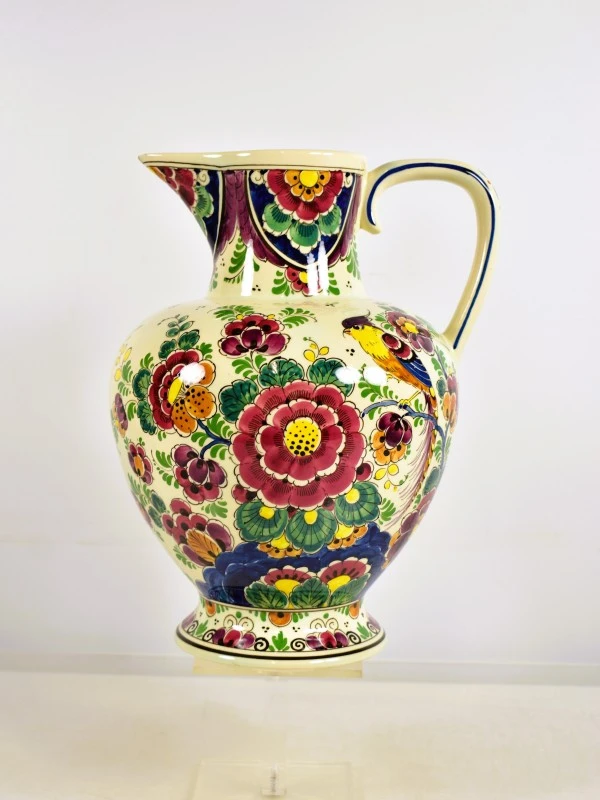 Gekleurde keramische kan met bloemenmotief