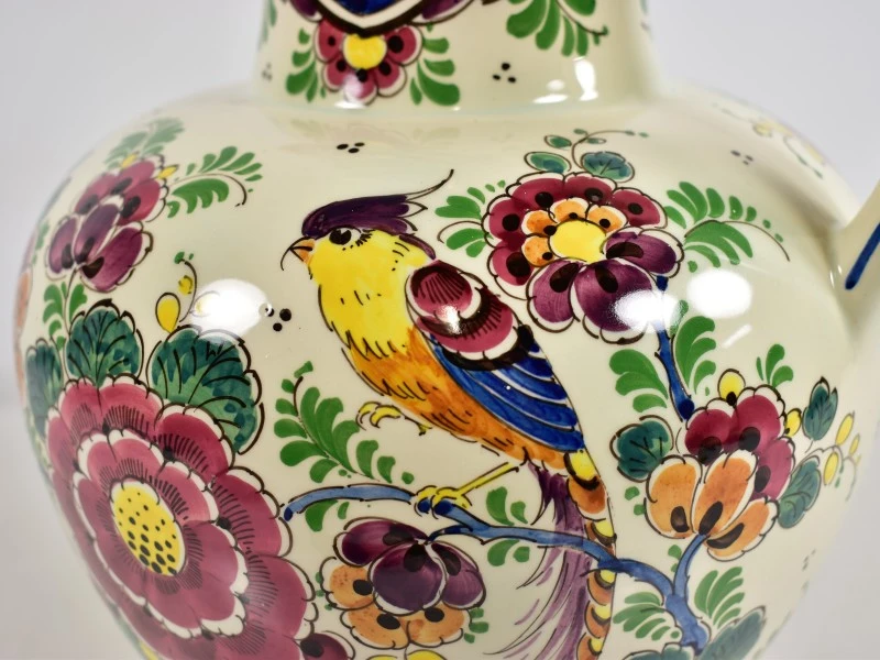 Gekleurde keramische kan met bloemenmotief