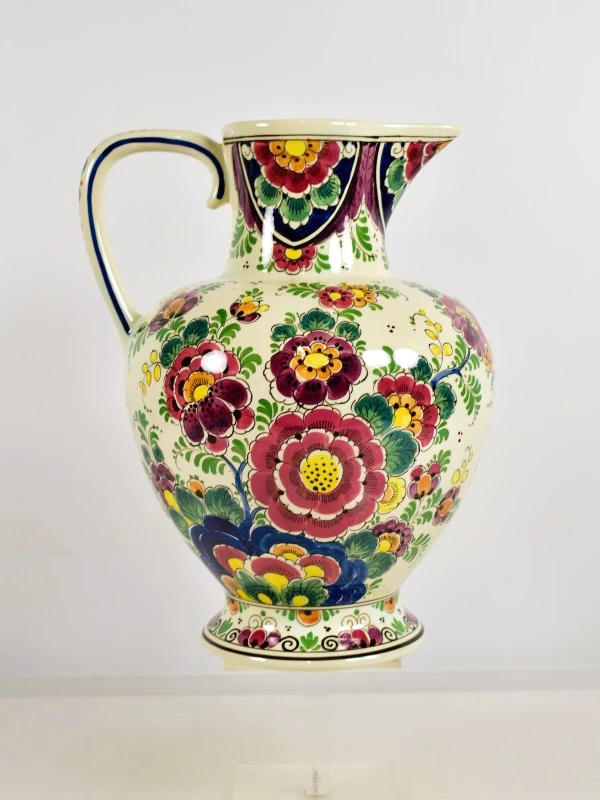 Gekleurde keramische kan met bloemenmotief