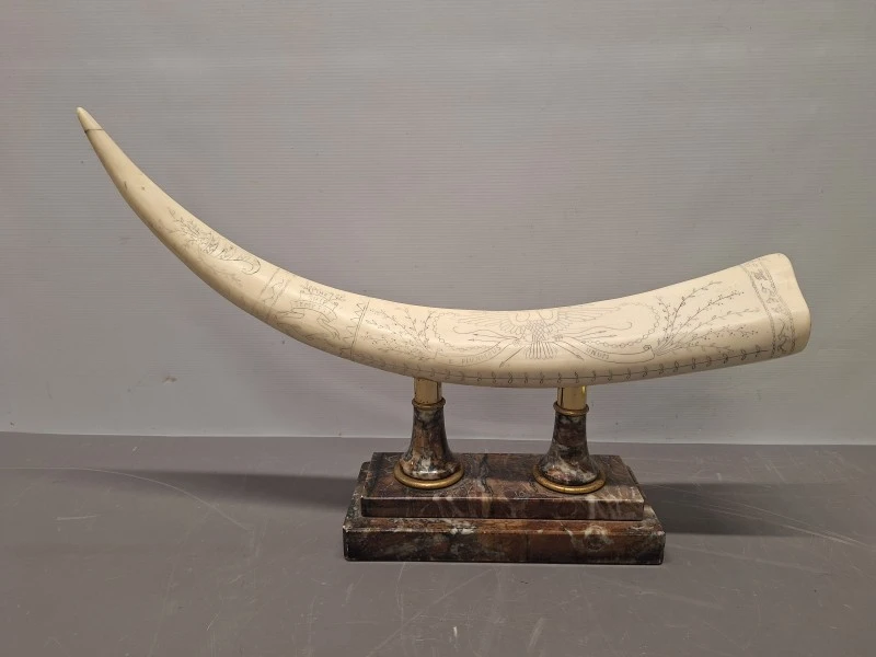 Decoratieve imitatie slagtand / scrimshaw op marmeren voet met gravures