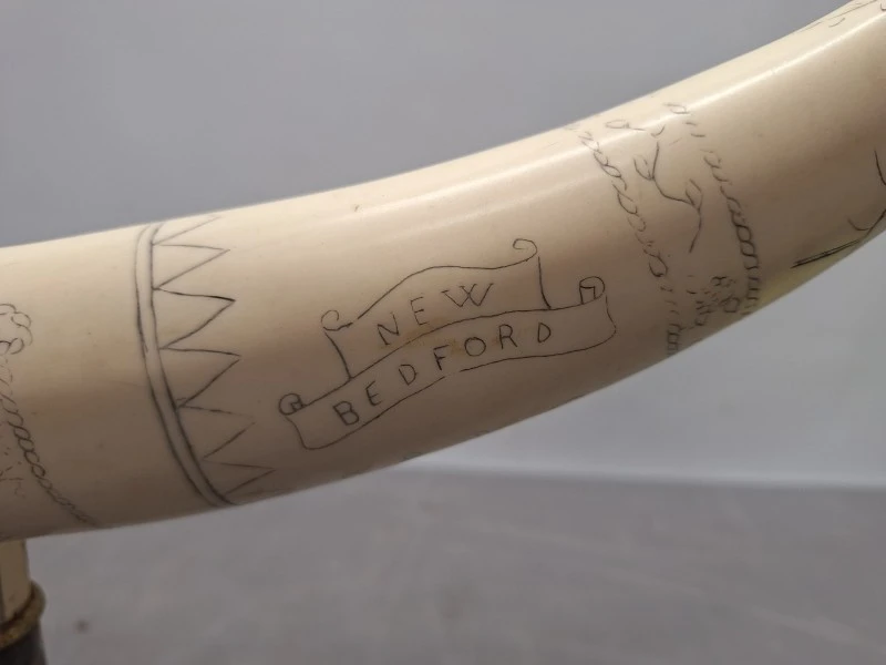 Decoratieve imitatie slagtand / scrimshaw op marmeren voet met gravures