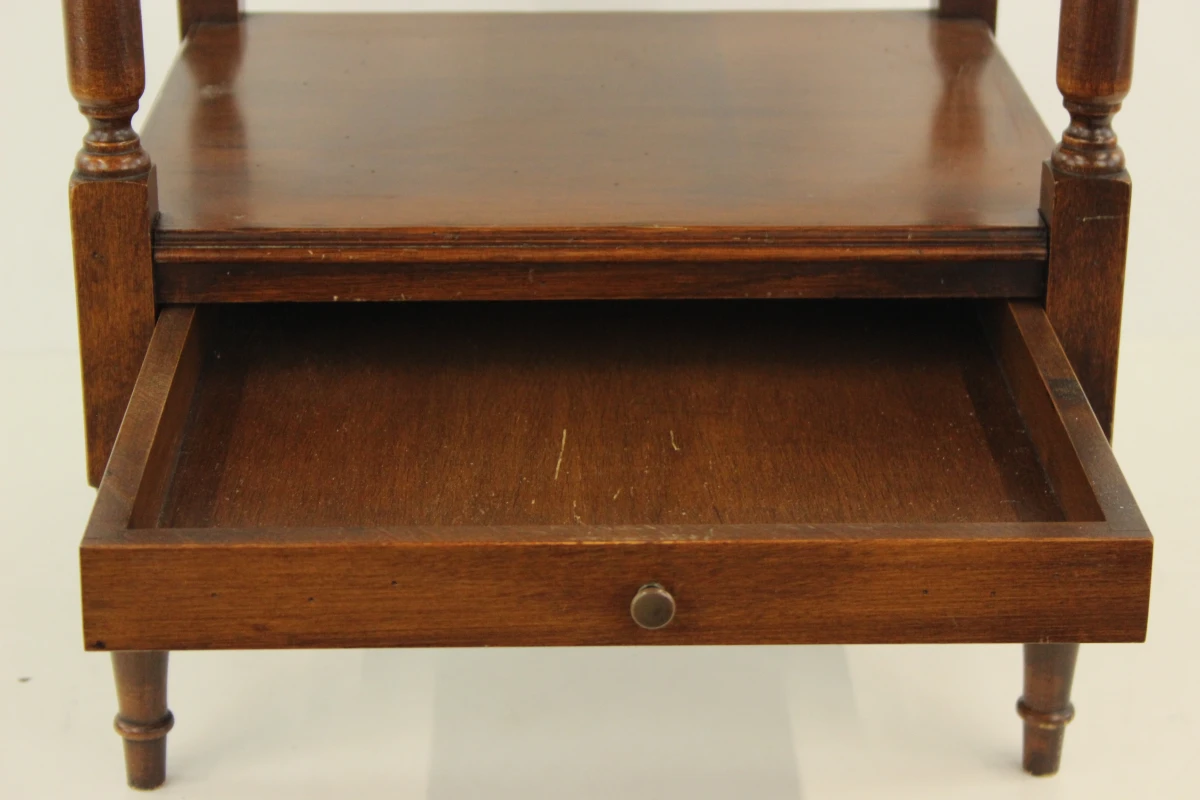 Houten, vintage bijzettafel met lade en plank