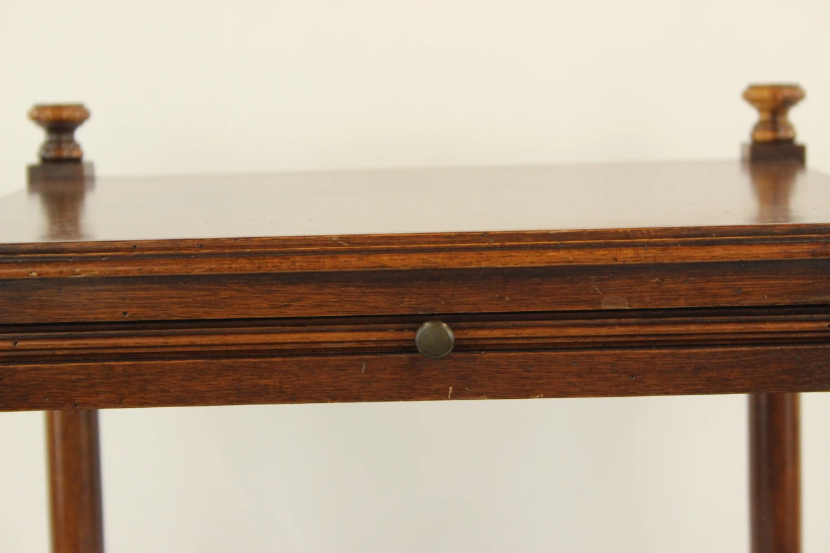 Houten, vintage bijzettafel met lade en plank