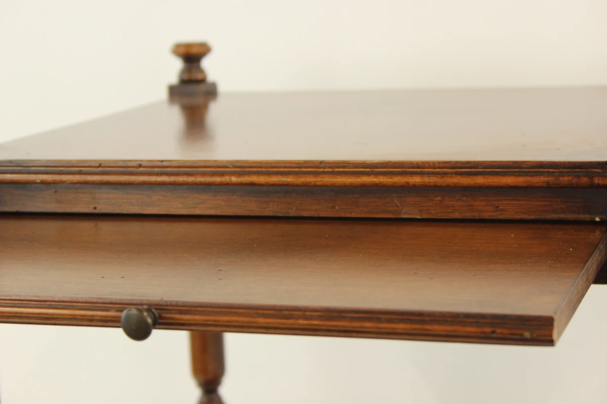 Houten, vintage bijzettafel met lade en plank
