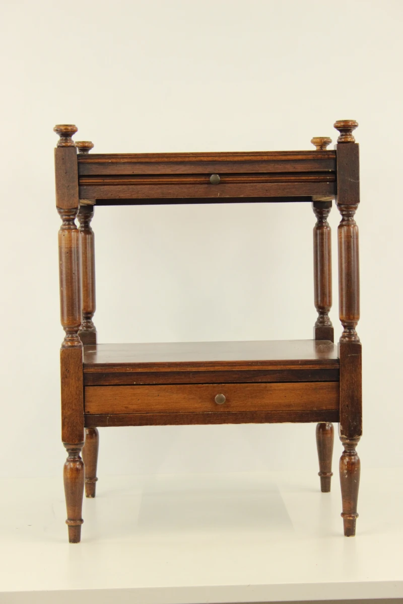 Houten, vintage bijzettafel met lade en plank