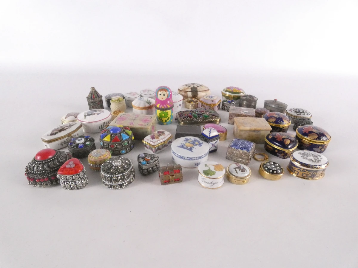 Diverse kleine porseleinen en metalen doosjes(48 stuks)