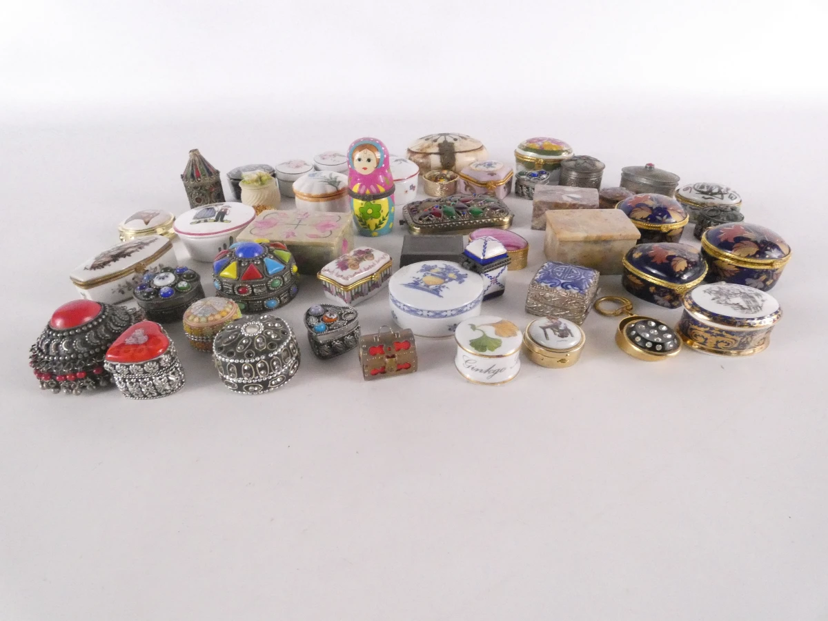 Diverse kleine porseleinen en metalen doosjes(48 stuks)