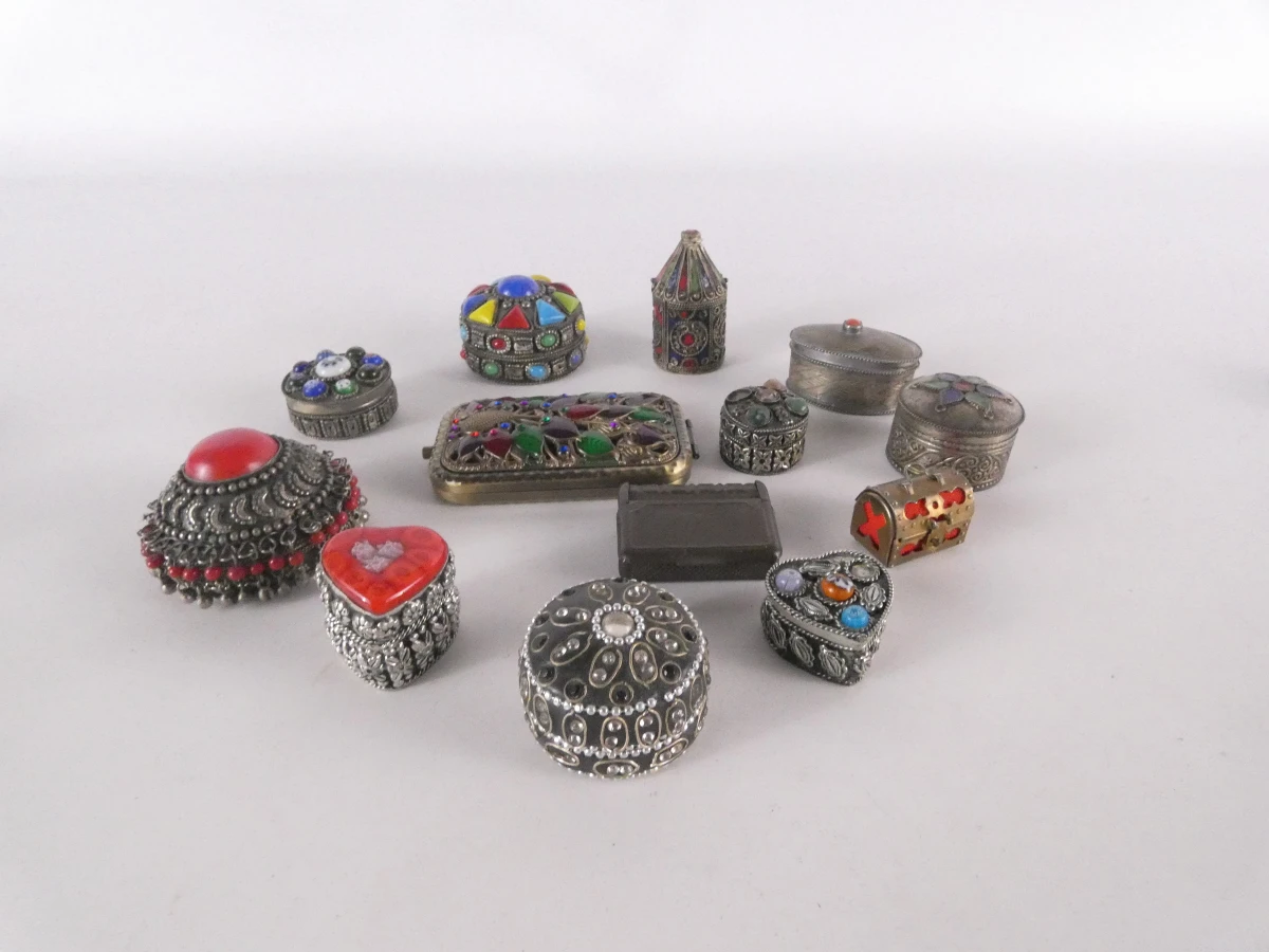 Diverse kleine porseleinen en metalen doosjes(48 stuks)