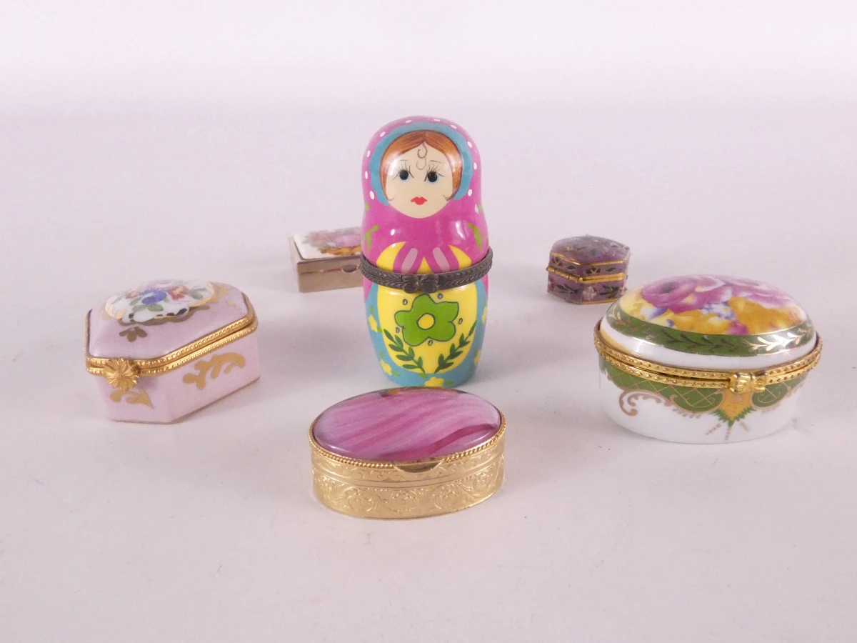Diverse kleine porseleinen en metalen doosjes(48 stuks)