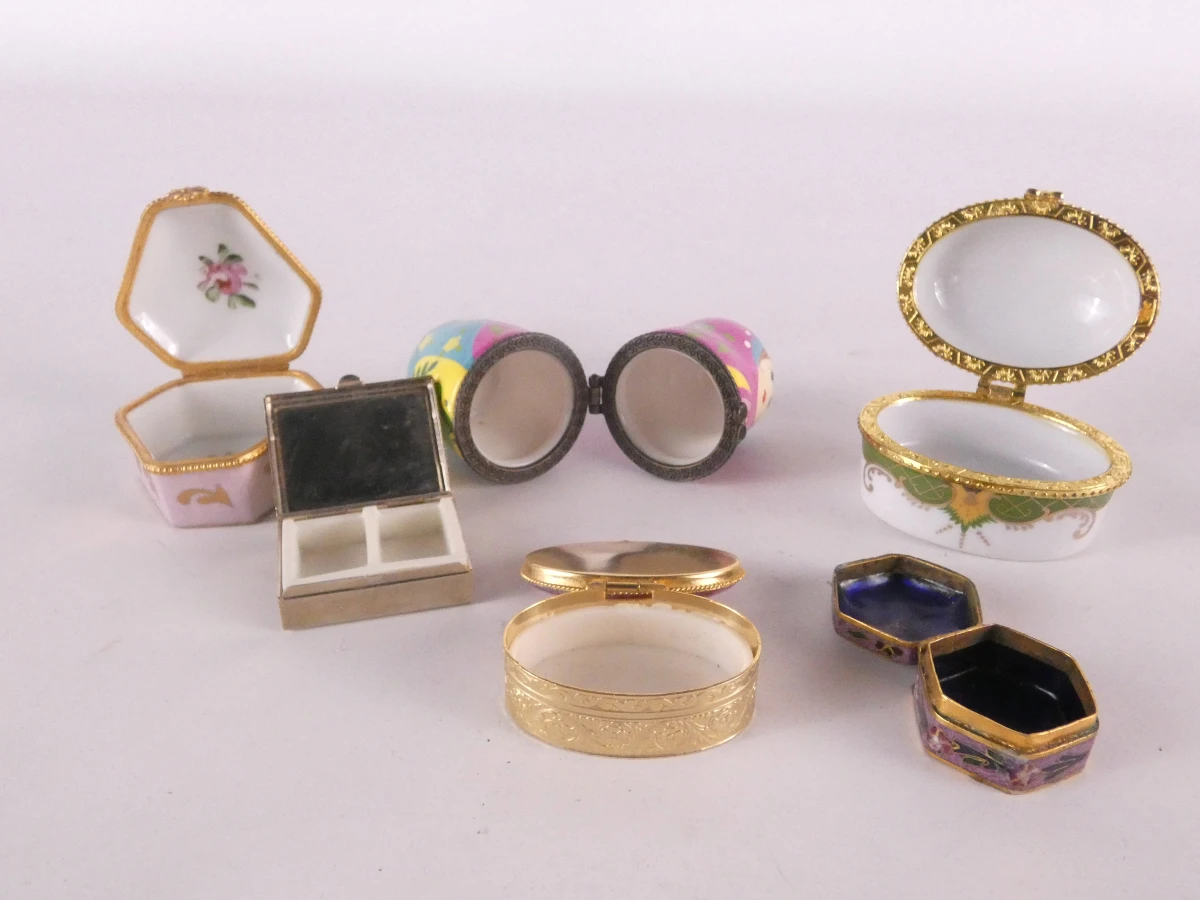 Diverse kleine porseleinen en metalen doosjes(48 stuks)