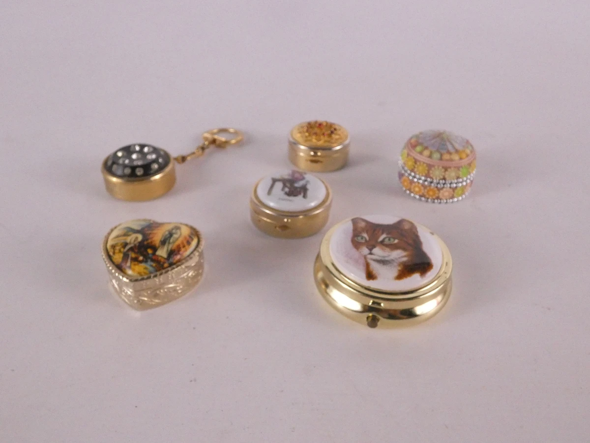Diverse kleine porseleinen en metalen doosjes(48 stuks)