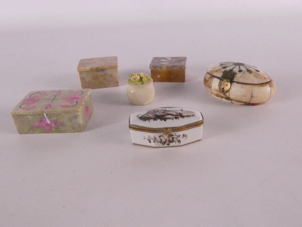 Diverse kleine porseleinen en metalen doosjes(48 stuks)