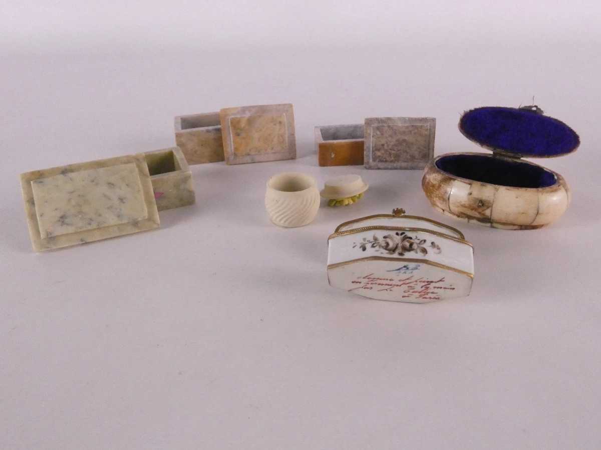 Diverse kleine porseleinen en metalen doosjes(48 stuks)