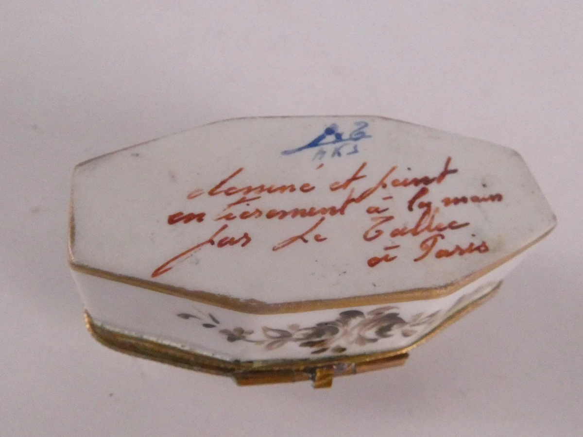 Diverse kleine porseleinen en metalen doosjes(48 stuks)