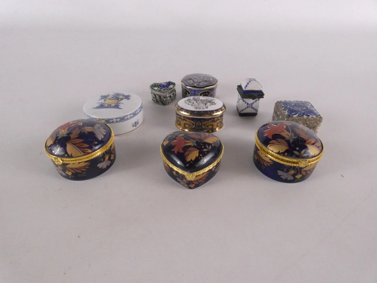 Diverse kleine porseleinen en metalen doosjes(48 stuks)