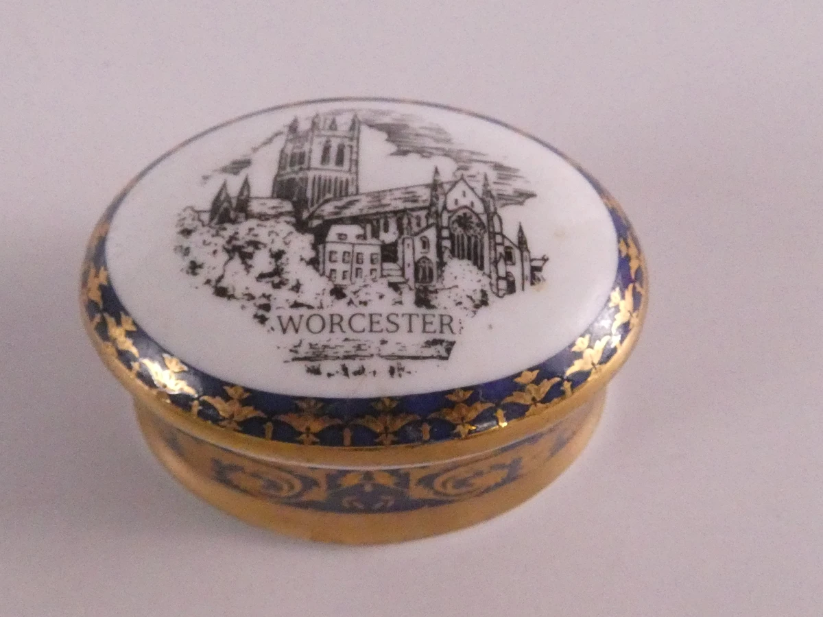 Diverse kleine porseleinen en metalen doosjes(48 stuks)