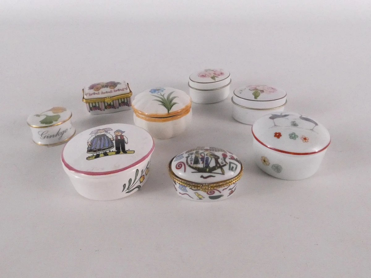 Diverse kleine porseleinen en metalen doosjes(48 stuks)