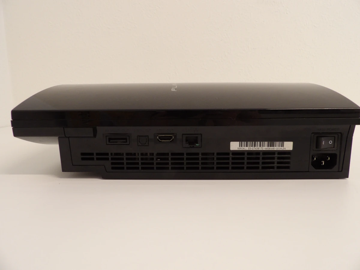 PlayStation 3 console met 2 controllers en kabels