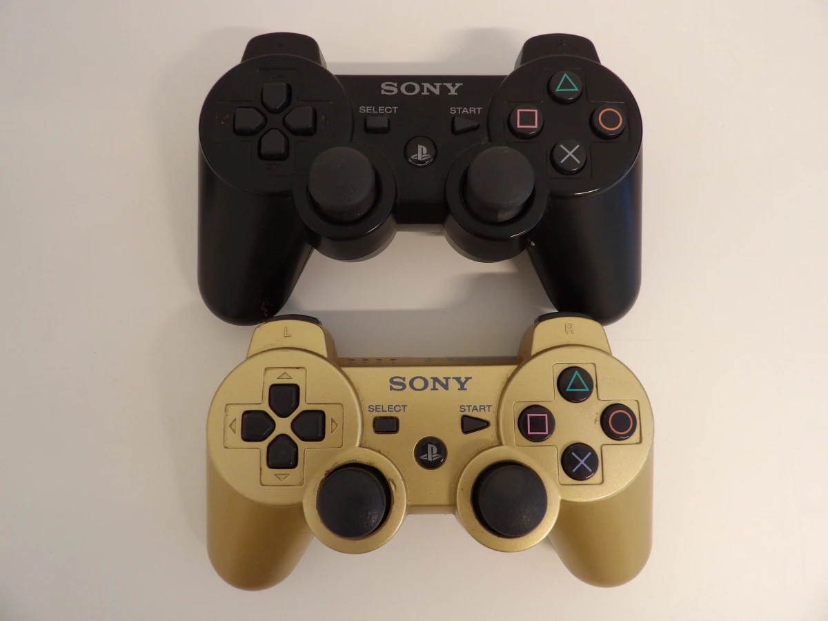 PlayStation 3 console met 2 controllers en kabels