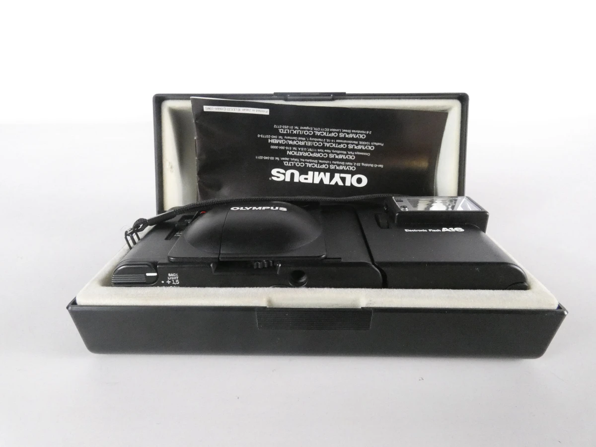 Olympus XA compact camera met flitser en handleiding