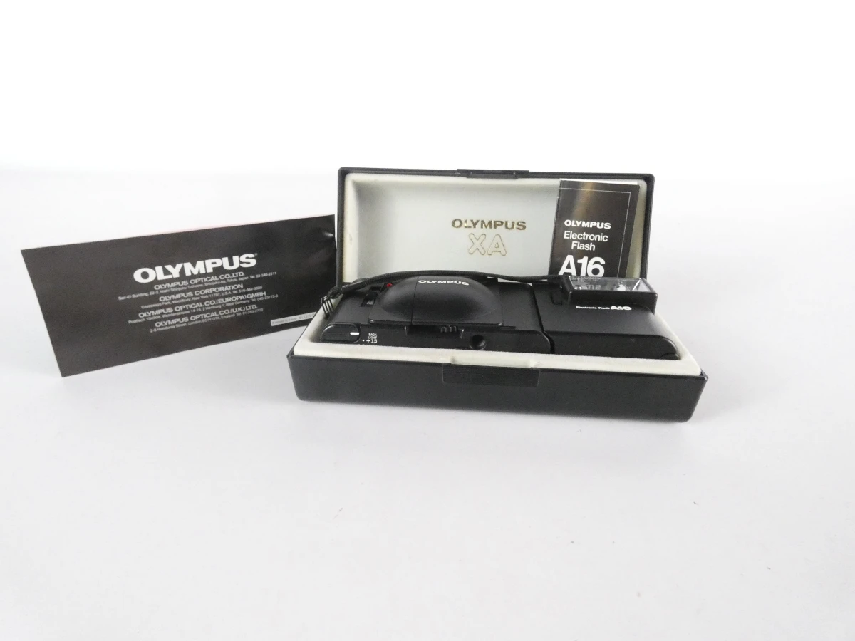 Olympus XA compact camera met flitser en handleiding